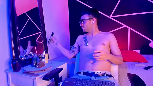 Snapshot of VynnyBlacke_ chatting on November 22, 2025, 8:18 pm VynnyBlacke online show from November 22, 2025, 8:18 pm