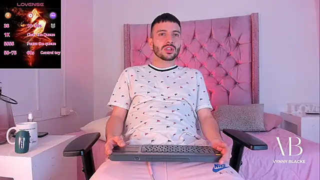 Snapshot of VynnyBlacke_ chatting on November 4, 2025, 9:18 pm VynnyBlacke online show from November 4, 2025, 9:18 pm