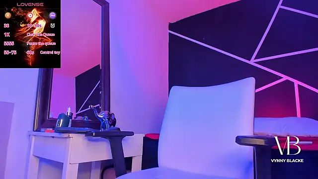 Snapshot of VynnyBlacke_ chatting on October 29, 2025, 8:08 pm VynnyBlacke online show from October 29, 2025, 8:08 pm