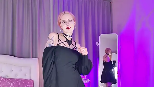 luna son online show from November 15, 2025, 9:08 pm