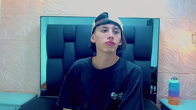 thaigo twink38 online show from November 26, 2025, 5:29 am