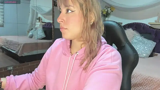 sophialyh 1 online show from October 25, 2025, 12:39 pm