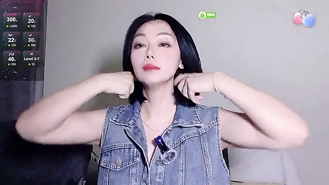 Snapshot of Smile-- chatting on October 6, 2025, 10:27 am Smile-- online show from October 6, 2025, 10:27 am