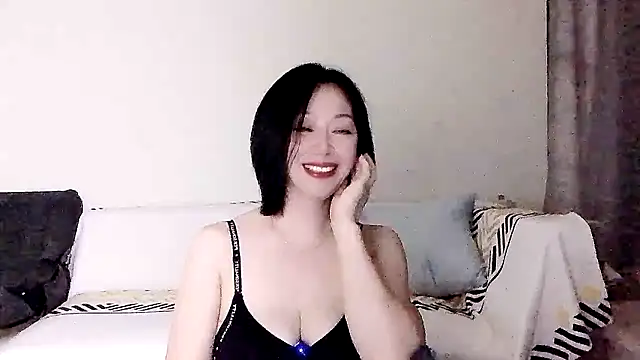 Snapshot of Smile-- chatting on October 11, 2025, 3:35 pm Smile-- online show from October 11, 2025, 3:35 pm