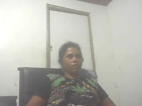 Snapshot of Hotmommax chatting on September 27, 2025, 12:44 pm Hotmommax online show from September 27, 2025, 12:44 pm