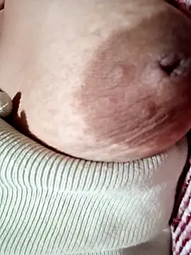 Snapshot of Hotmommax chatting on January 14, 2026, 7:28 pm Hotmommax online show from January 14, 2026, 7:28 pm