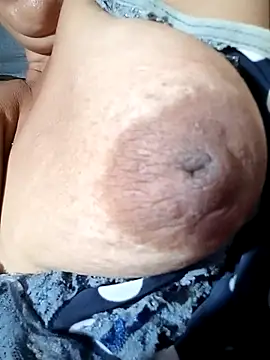 Snapshot of Hotmommax chatting on January 8, 2026, 7:31 pm Hotmommax online show from January 8, 2026, 7:31 pm