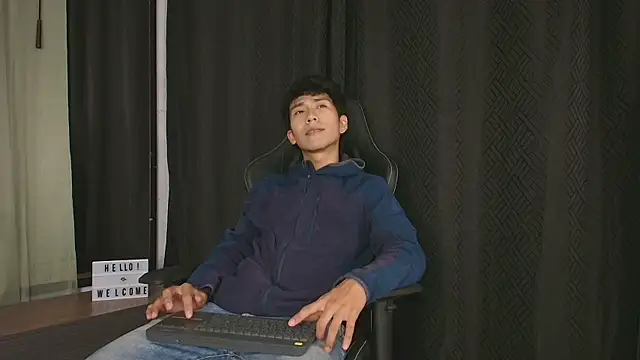 Snapshot of Mike_Duff chatting on November 9, 2025, 3:43 am Mike Duff online show from November 9, 2025, 3:43 am