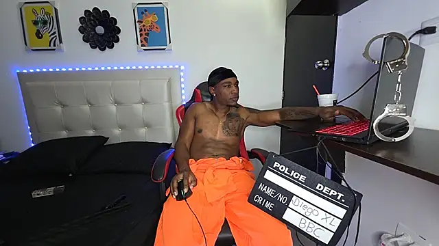 Snapshot of DiegoXL111 chatting on October 4, 2025, 4:25 am DiegoXL111 online show from October 4, 2025, 4:25 am