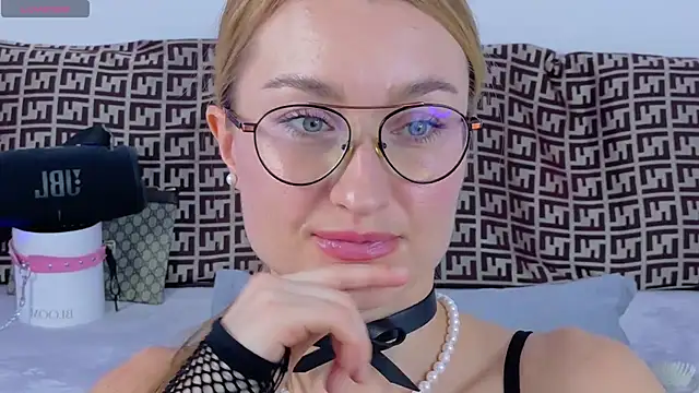 MysticRoxanne online show from November 23, 2025, 3:00 pm