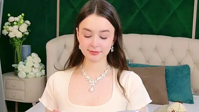 EvaSwen online show from April 15, 2026, 5:57 am