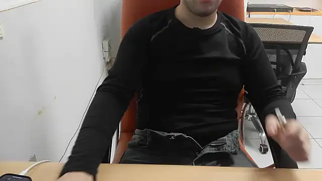 Snapshot of cazzo18cm3 chatting on December 16, 2025, 12:31 pm cazzo18cm3 online show from December 16, 2025, 12:31 pm