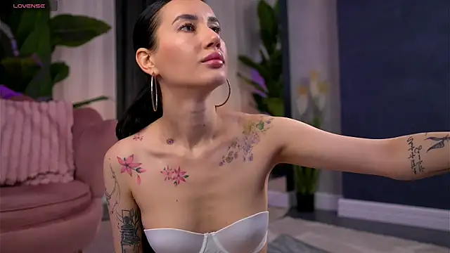 Snapshot of SerenaVelour chatting on November 6, 2025, 11:03 am SerenaVelour online show from November 6, 2025, 11:03 am