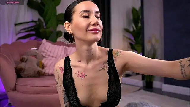 Snapshot of SerenaVelour chatting on November 7, 2025, 11:15 am SerenaVelour online show from November 7, 2025, 11:15 am