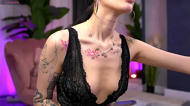 Snapshot of SerenaVelour chatting on October 31, 2025, 11:07 am SerenaVelour online show from October 31, 2025, 11:07 am