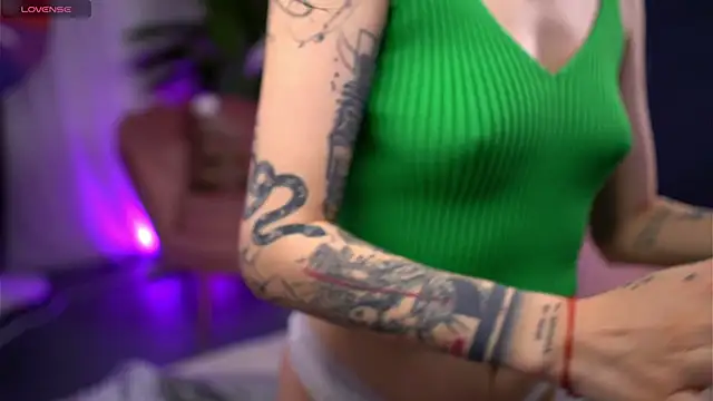 Snapshot of SerenaVelour chatting on October 17, 2025, 10:18 am SerenaVelour online show from October 17, 2025, 10:18 am