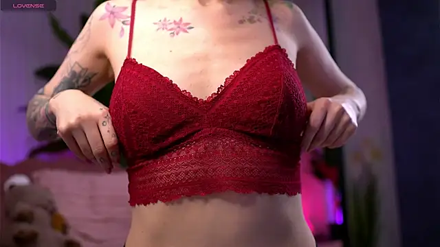 Snapshot of SerenaVelour chatting on November 18, 2025, 11:46 am SerenaVelour online show from November 18, 2025, 11:46 am