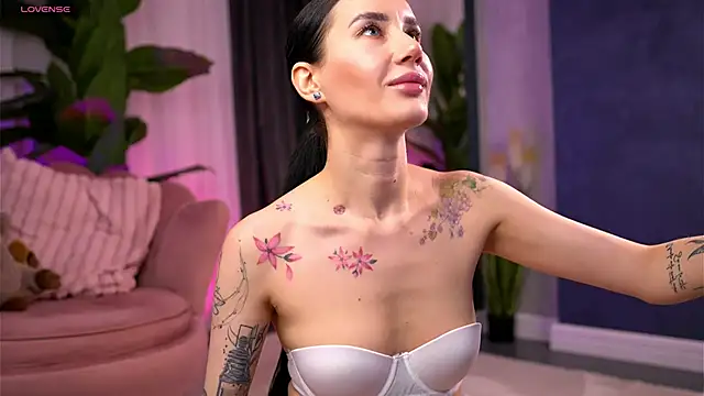 Snapshot of SerenaVelour chatting on November 12, 2025, 11:03 am SerenaVelour online show from November 12, 2025, 11:03 am