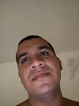 Roberto27052 online show from October 29, 2025, 3:44 pm