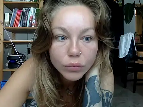 Snapshot of MiraLuna chatting on September 30, 2025, 7:58 am MiraLuna online show from September 30, 2025, 7:58 am
