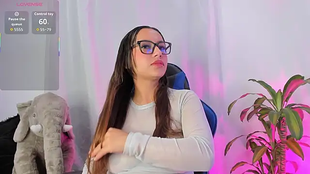 aleaa x online show from November 18, 2025, 1:32 am