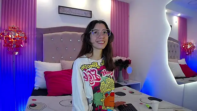 Snapshot of MarinetteLux chatting on March 2, 2026, 7:43 pm MarinetteLux online show from March 2, 2026, 7:43 pm