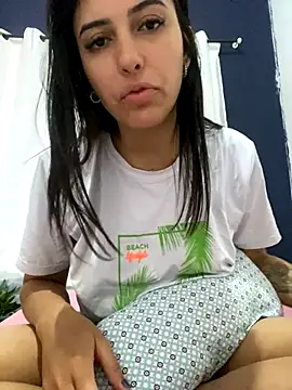Snapshot of Lauramollina666 chatting on October 2, 2025, 11:24 am Lauramollina666 online show from October 2, 2025, 11:24 am
