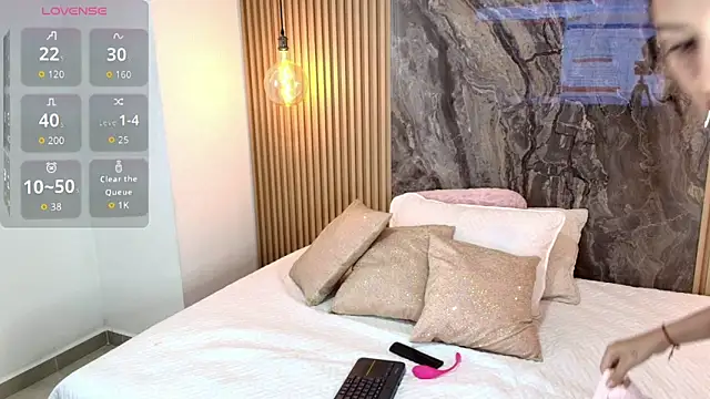 Samara Smith04 online show from October 14, 2025, 8:09 pm