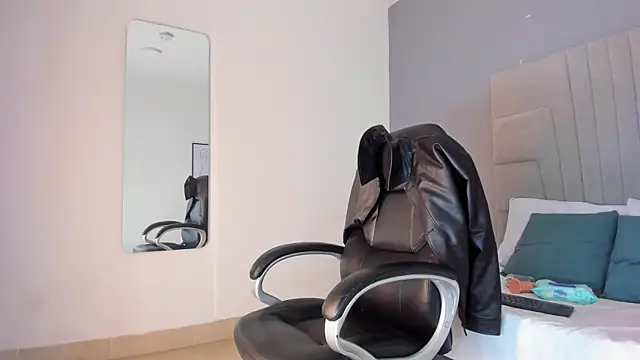 Snapshot of lanna_jones_ chatting on October 15, 2025, 12:57 pm lanna jones online show from October 15, 2025, 12:57 pm