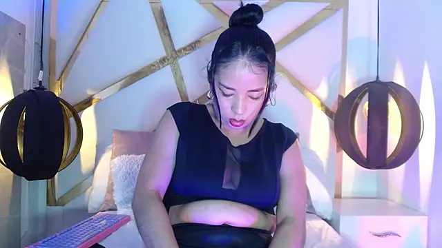 Snapshot of Amara_Martell chatting on October 17, 2025, 1:57 pm Amara Martell online show from October 17, 2025, 1:57 pm