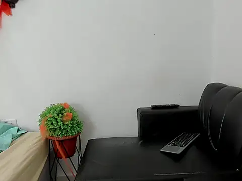 Snapshot of cristina_smith72 chatting on October 10, 2025, 5:14 pm cristina smith72 online show from October 10, 2025, 5:14 pm