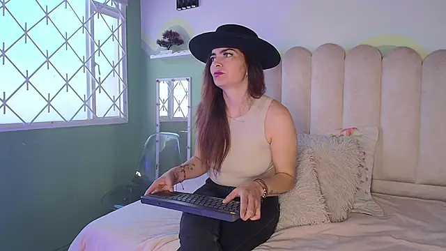 Snapshot of BiancaLuxx_ chatting on March 1, 2026, 12:49 pm BiancaLuxx online show from March 1, 2026, 12:49 pm