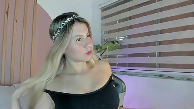 Snapshot of mia_curry chatting on November 3, 2025, 6:44 pm mia curry online show from November 3, 2025, 6:44 pm