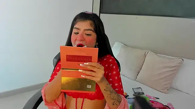 fiorella18  online show from December 19, 2025, 2:26 am