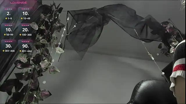Snapshot of Shinny_Crystal chatting on October 15, 2025, 1:30 pm Shinny Crystal online show from October 15, 2025, 1:30 pm