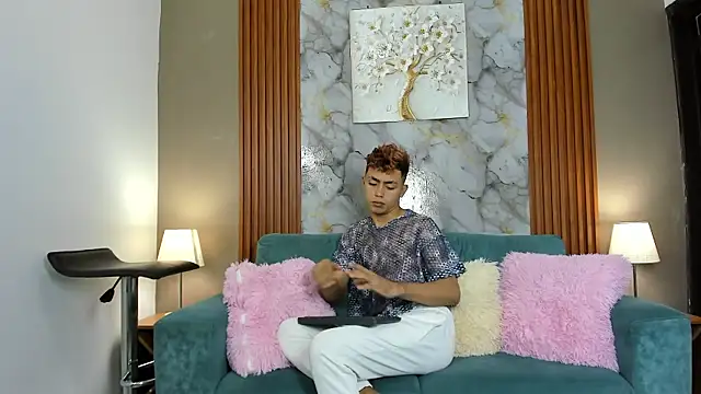 Snapshot of VERY_HOT_GUYS chatting on February 14, 2026, 1:22 pm VERY HOT GUYS online show from February 14, 2026, 1:22 pm