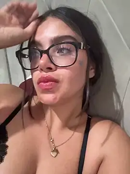 whitefoxxxx6 online show from December 19, 2025, 2:04 am