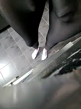 Snapshot of rezzzze chatting on November 10, 2025, 8:30 am rezzzze online show from November 10, 2025, 8:30 am