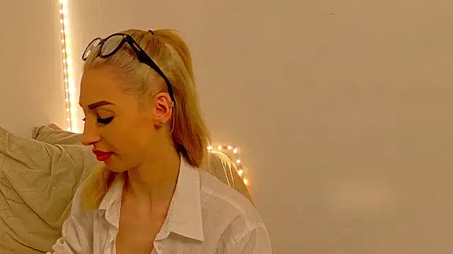 Sia a online show from December 2, 2025, 6:15 am