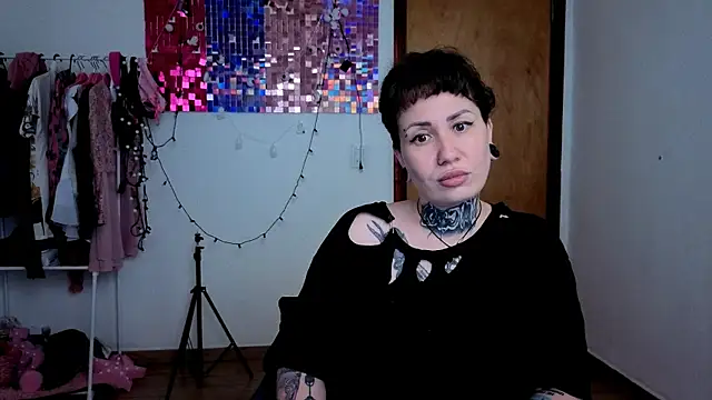 Senorita  Dakota online show from November 13, 2025, 12:42 pm