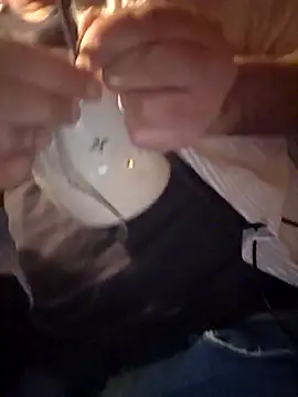 Snapshot of DeeBestEver chatting on November 25, 2025, 8:14 am DeeBestEver online show from November 25, 2025, 8:14 am