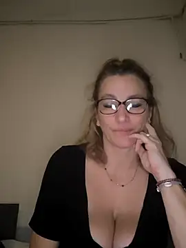 Snapshot of Fifi83Bell chatting on November 21, 2025, 9:36 pm Fifi83Bell online show from November 21, 2025, 9:36 pm