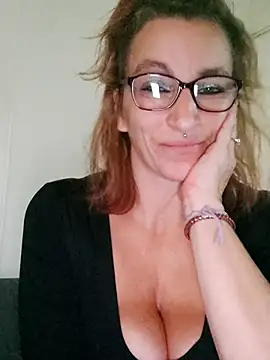 Snapshot of Fifi83Bell chatting on November 28, 2025, 3:45 pm Fifi83Bell online show from November 28, 2025, 3:45 pm