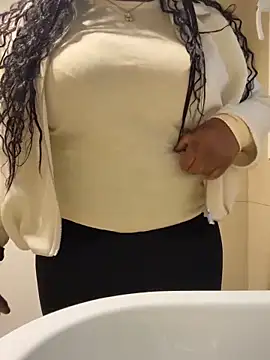 nanaisbackk online show from December 17, 2025, 11:26 am