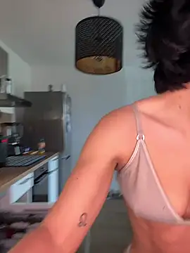 LaPetiteKim online show from April 4, 2026, 10:11 am