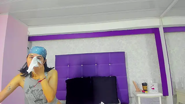 LeaMoreau22 online show from November 22, 2025, 12:37 pm