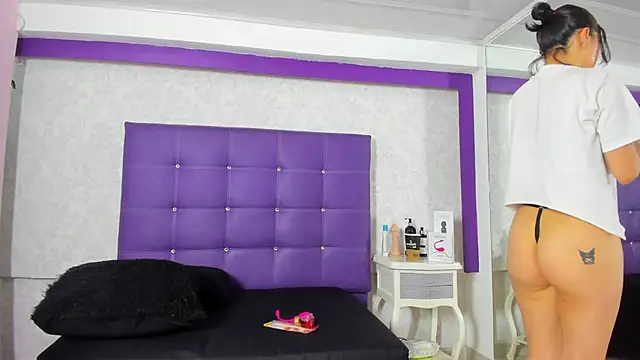 LeaMoreau22 online show from October 12, 2025, 12:17 pm