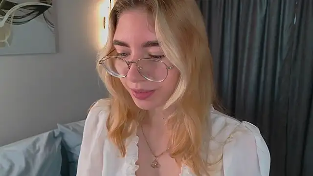 Snapshot of KatherineWill chatting on October 10, 2025, 8:26 am KatherineWill online show from October 10, 2025, 8:26 am