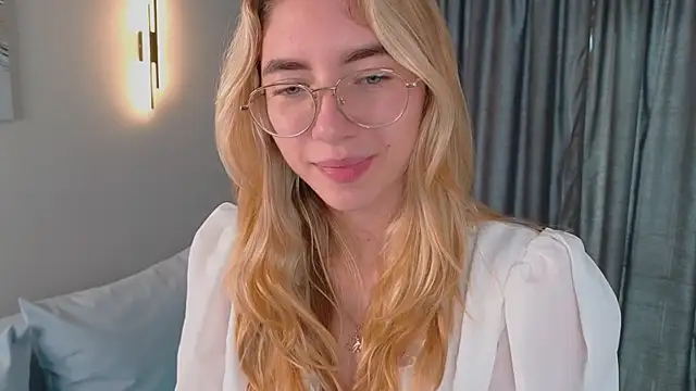 Snapshot of KatherineWill chatting on October 19, 2025, 2:20 pm KatherineWill online show from October 19, 2025, 2:20 pm