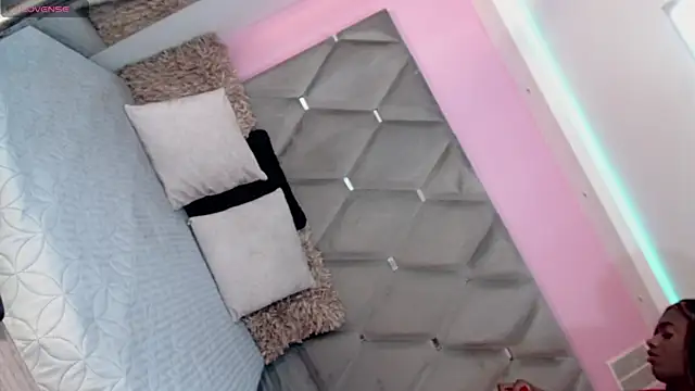 Miranda Collins online show from November 23, 2025, 10:58 am